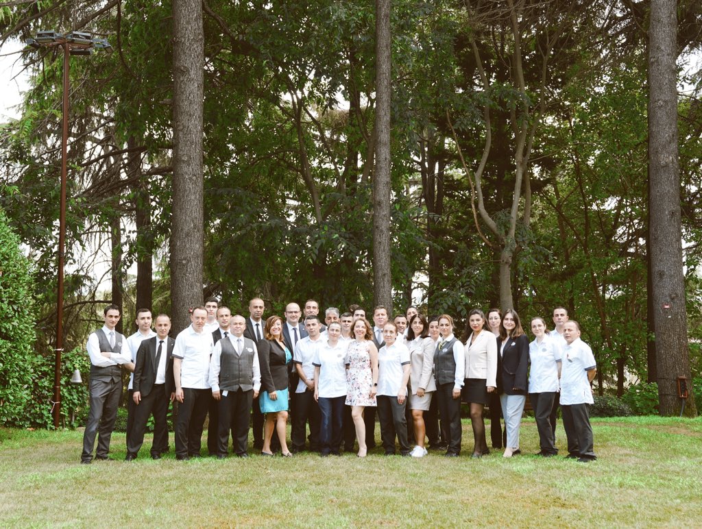 Kat Hizmetleri ekibimize otelimizin her köşesini sevgi ve özenle muhteşem hale getirdikleri için minnettarız. Güler yüzlü hizmetiniz ve misafirlerimize sunduğumuz ayrıcalıklı deneyimlere yaptığınız büyük katkı için teşekkür ederiz! Housekeeping Haftanız Kutlu Olsun!🤍