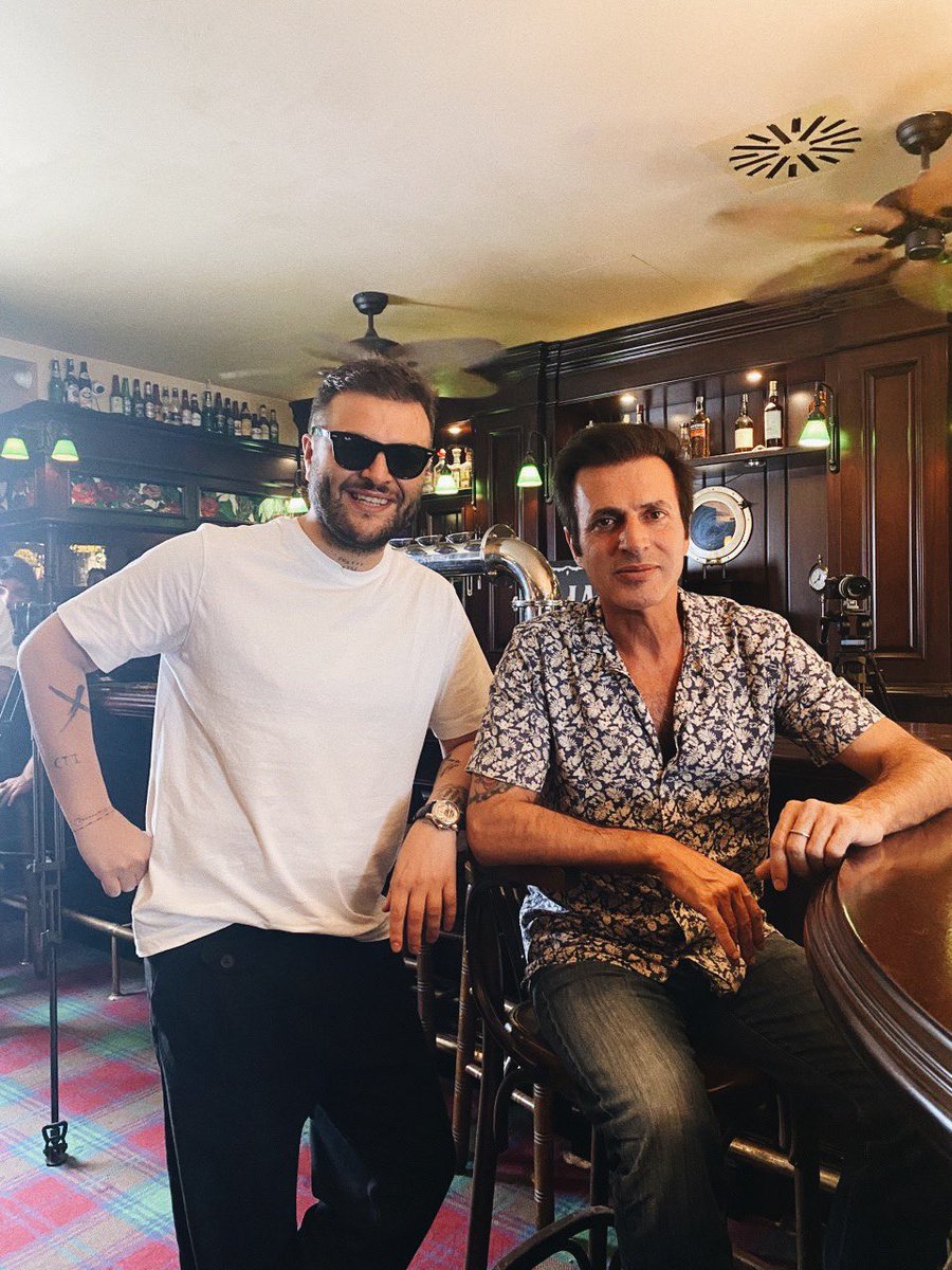 kafatv_'s tweet photo. KAFA TV’nin yeni programı
“Bir Bar Taburesi Üstünde” başlıyooor! 🎸

Yeni bölümler çok yakında KAFA TV’de 🔥

@TeomanCom 🎸 &amp; @ctisik 🗞️ https://t.co/rr9SKdWj79