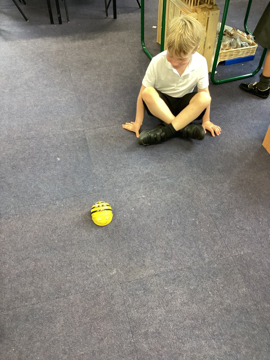 Year1Markeaton's tweet image. We have enjoyed programming our beebots to move them around the room. We have used the words forwards, backwards, left and right #mpscomputing 🧠💪🏻