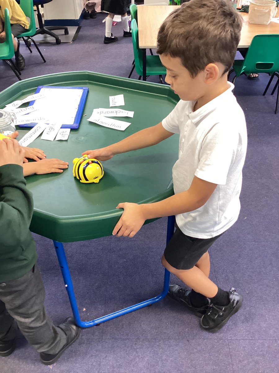 Year1Markeaton's tweet image. We have enjoyed programming our beebots to move them around the room. We have used the words forwards, backwards, left and right #mpscomputing 🧠💪🏻