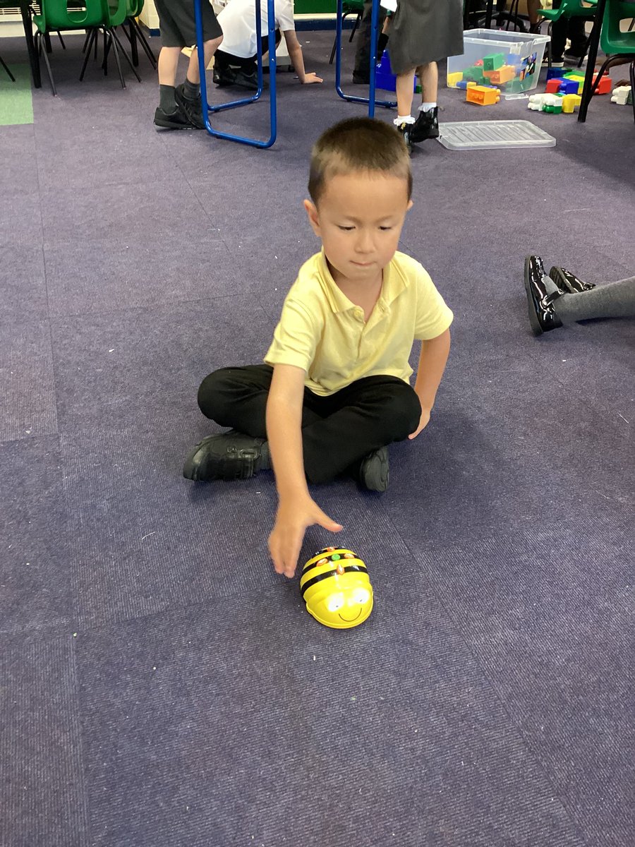 Year1Markeaton's tweet image. We have enjoyed programming our beebots to move them around the room. We have used the words forwards, backwards, left and right #mpscomputing 🧠💪🏻
