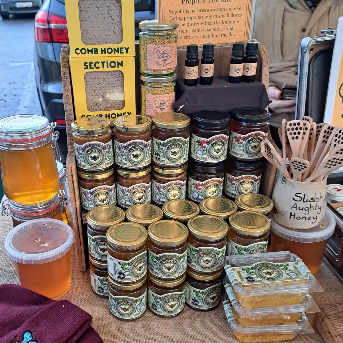 From hive to heart🐝❤️🍯
Fuel your local honey love affair at @leahy_beekeeping  every Friday in Roselvan Shopping centre from 8am.
#honey #local #farmersmarket #ennis