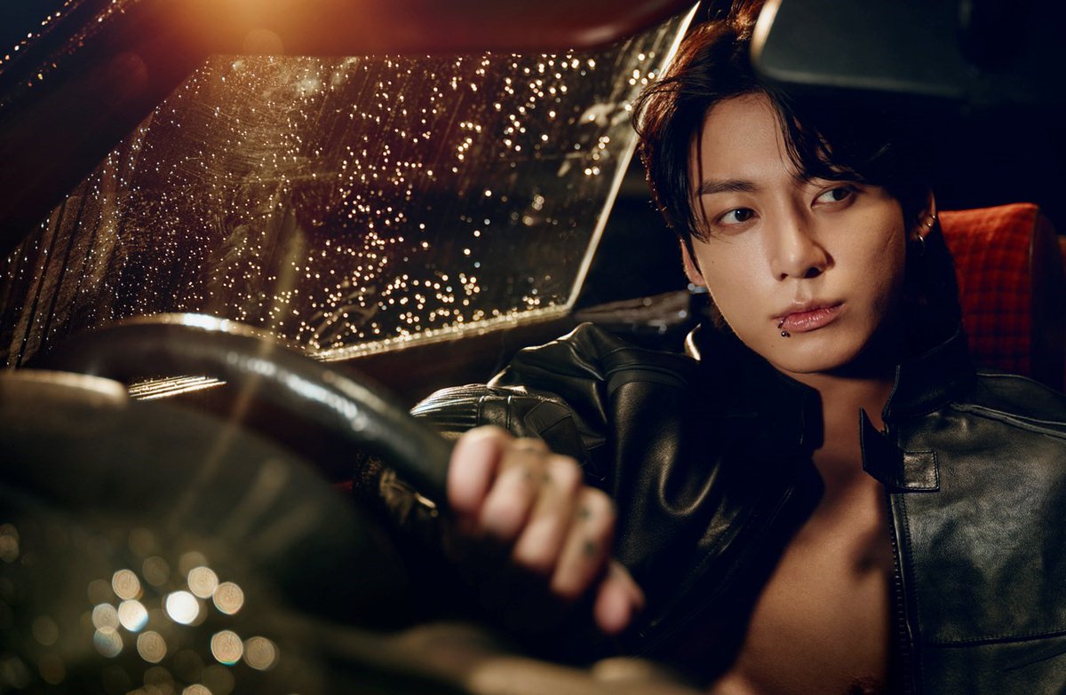 Shinemichm's tweet photo. — “Me gustan las cosas extremas”, dice riendo. “La gente siempre me dice que luzco redondo y suave. Quiero esta imagen nítida y poderosa”. Su sencillo debut, dice Jungkook, "No era [yo] tratando de romper con mi imagen". A sus ojos, la evolución ya se ha producido, lo que hace[+] https://t.co/XZ4xrFz0rB