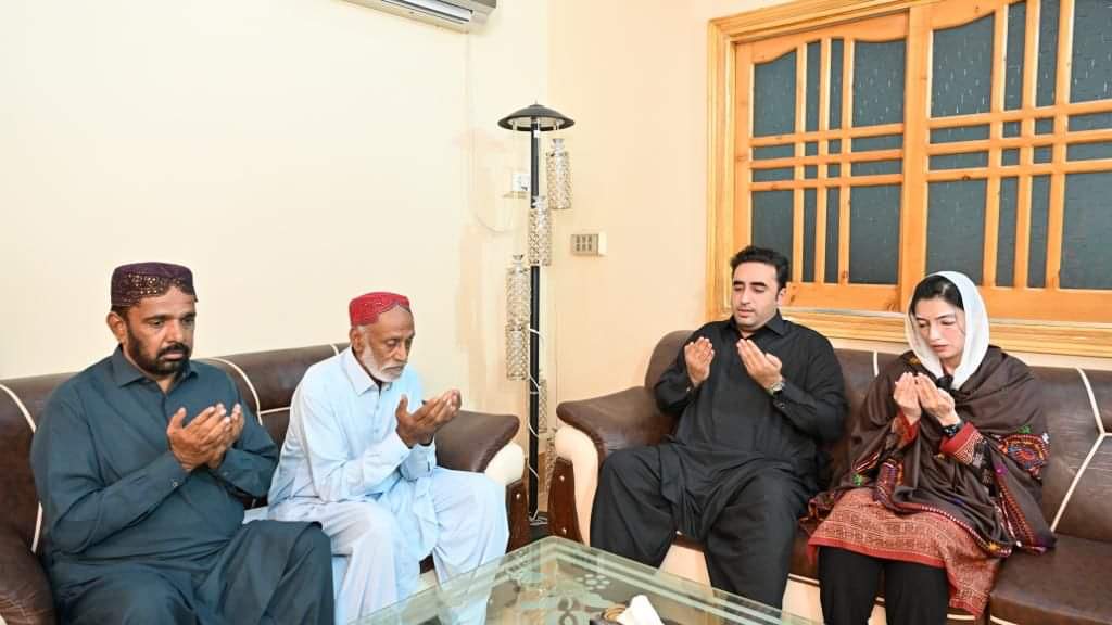 Sklbaloch's tweet photo. Today In Sukkur bibi @AseefaBZ nd chairman @BBhuttoZardari did condolence of shaheed #JanMuhammadMahar media person with his brothers as he was brutally murdered 😢
This is called a real nd true leadership who never forget their ppl proud to be part of 🇱🇾
@JavedNLaghari @harris https://t.co/sUbmjZw2a0