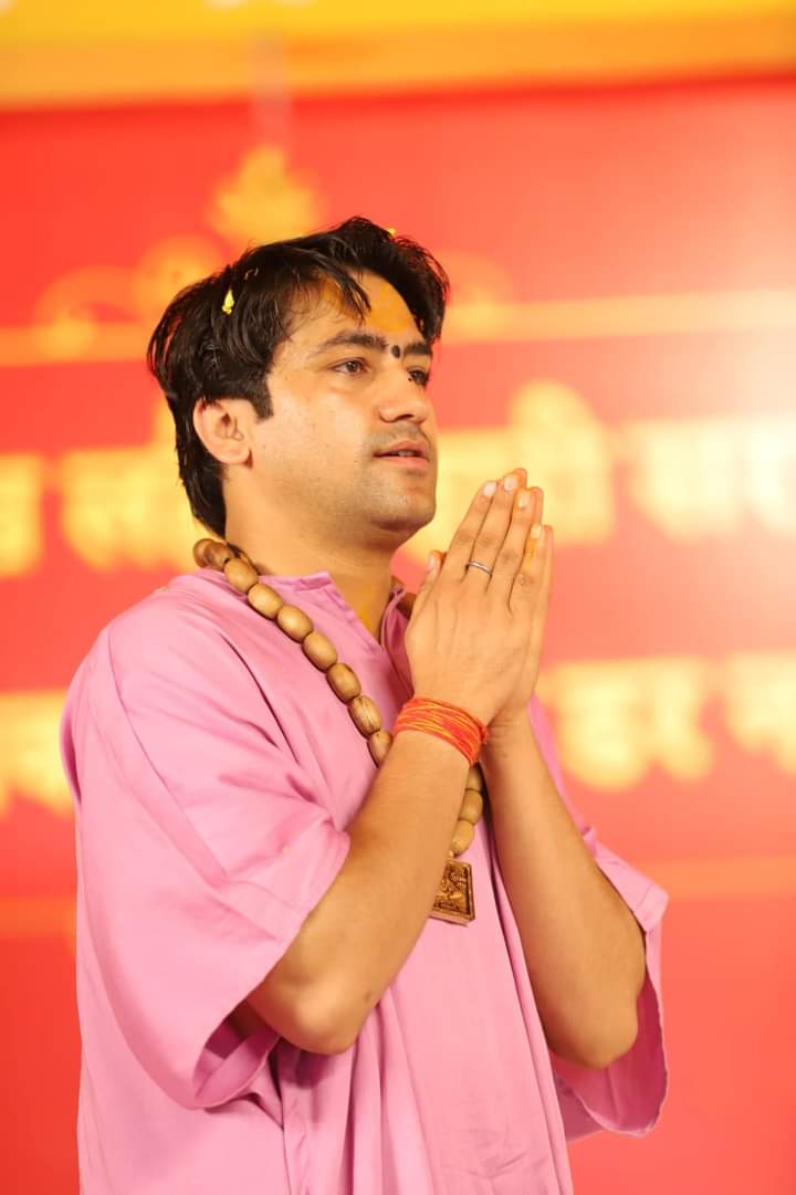 Shalini__CH's tweet photo. हम ना कहते थे,जान लुटा देंगे,
मेरे गुरुवर की भक्ति में, मतलबी दुनिया को भुला देंगे .!
ख़ुद को इतना दुनियांदार नही कर सकते,
हम तो अपने गुरुवर के शिष्य है, हम दुनिया से प्रेम कर नही सकते!! ❤️🙏मेरे प्रेम मेरे गुरुवर चरणों से
#Guru #charno #seprem #Guruwar #bageshwardhamsarkar https://t.co/ZQcnxbcvFe