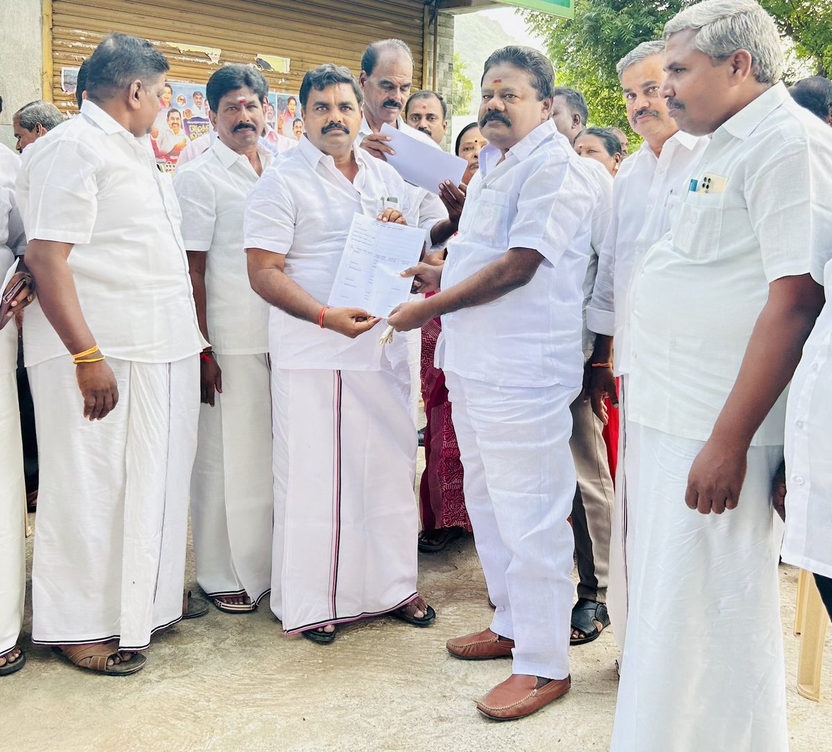 DVelazhaganofl's tweet photo. திரு உருவ சிலைக்கு மரியாதை செலுத்துதல் குறித்தும் ஆலோசனைக் கூட்டம் நடைபெற்றது..

இக்கூட்டத்தில் வேலூர் புறநகர் மாவட்ட கழக நிர்வாகிகளும், ஒன்றிய, பேரூராட்சி, நகர, மாவட்ட சார்பு அணி செயலாளர்களும் நிர்வாகிகளும் கழகத் தொண்டர்களும் கலந்து கொண்டனர்… https://t.co/4XO1x97ORB