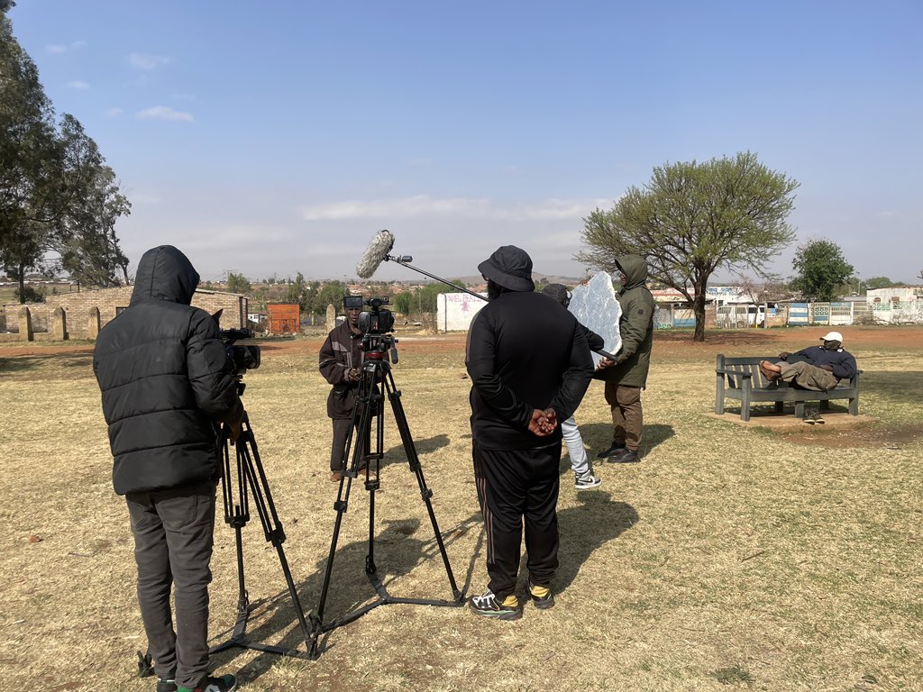 NoLimits_8's tweet image. The man relaxing at the back is killing me 🤣🤣🤣🤣 things we see on set 

#MakingTV #TVLife