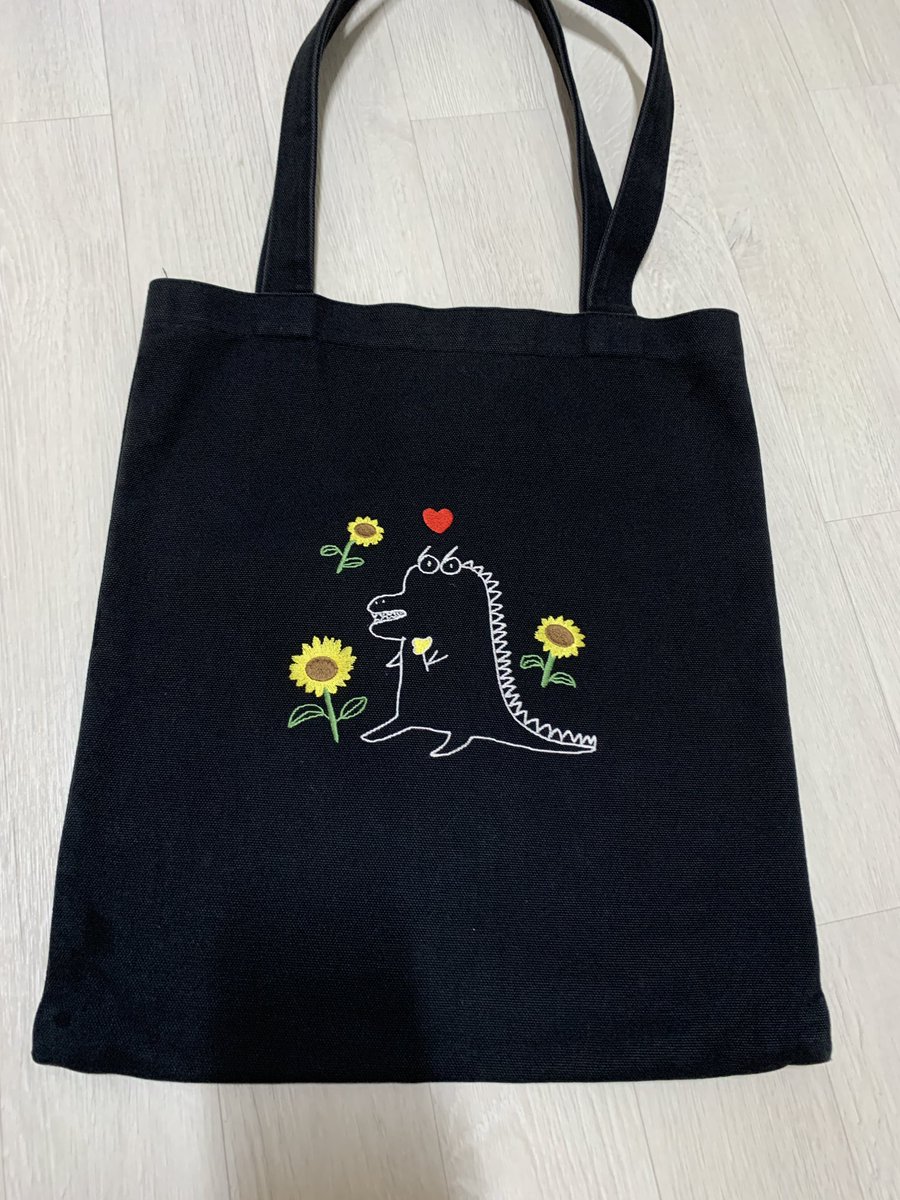 uiop_zzz's tweet photo. 2019 공찬데이 엠디 - 구매하실 가격 DM(역제시X)

1. 폴라포카세트-상자에만 사용감O, 포카 상태 좋음
2. 포토세트-보관상태 좋음
3. 거울-미개봉
4. 키링-사용 X, 보관상태 좋음
5. 에코백-사용 O, 훼손된 곳 X, 세탁 후 배송예정

에코백만 사용, 포카는 겉포장만 일부 사용감 있고 포카는 깨끗해요 https://t.co/cZ41eP1Gh7