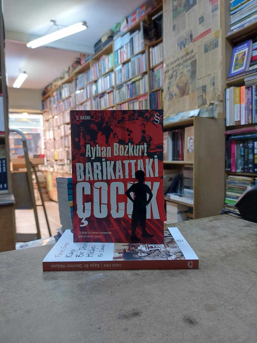 SemerkantKitabe's tweet photo. #12Eylül Bir Anlatı, Bir Roman
Barikattaki Çocuk, Ayhan Bozkurt
#BarikattakiÇocuk #AyhanBozkurt #Çorum
.
https://t.co/jwuwb76fQL
.
Kayıp Bir Devrimin Hikayesi, Faruk Eren #KayıpBirDevriminHikayesi #FarukEren #HayrettinEren #CumartesiAnneleri #İletişimYayınları https://t.co/LYHlTXmZ2L