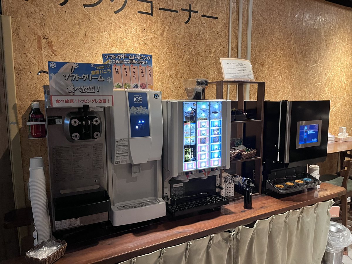 ShigeTabi's tweet image. イージーステイ蒲田は、イートインにはドリンクバーとソフトクリーム機を設置して、一般的なカプセルユニットの2倍以上の容積確保を実現した宿。

▶︎館内紹介YouTubeショート動画
youtube.com/shorts/qsQyFyU…

#蒲田 #カプセルホテル #eeGee #駅前 #まくら #フリードリンク