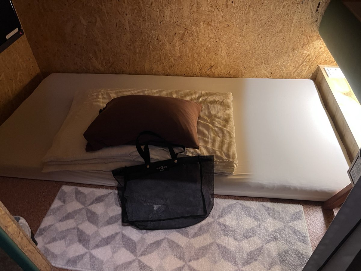 ShigeTabi's tweet image. イージーステイ蒲田は、イートインにはドリンクバーとソフトクリーム機を設置して、一般的なカプセルユニットの2倍以上の容積確保を実現した宿。

▶︎館内紹介YouTubeショート動画
youtube.com/shorts/qsQyFyU…

#蒲田 #カプセルホテル #eeGee #駅前 #まくら #フリードリンク