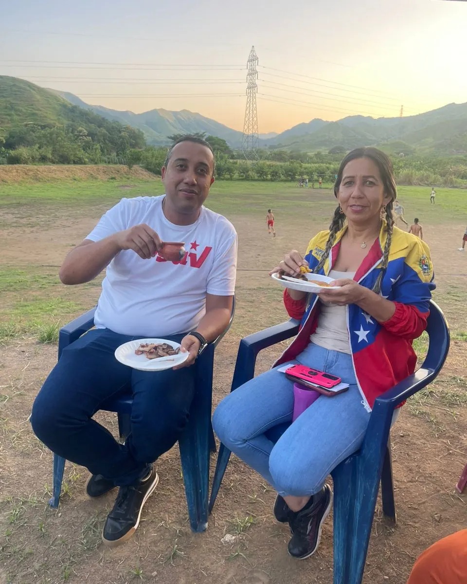 cheanahis's tweet photo. Nos vinimos a la #Comuna Manuelita Sáenz específicamente en el #ConsejoComunal Vista Alegre junto a nuestro Organizador Regional del @PartidoPSUV Diputado @jg_colmenares para compartir un Café Militante y una cachapada con nuestra Estructura de la UBCH, Comunidad y Calle. https://t.co/HM4YBYtxp5