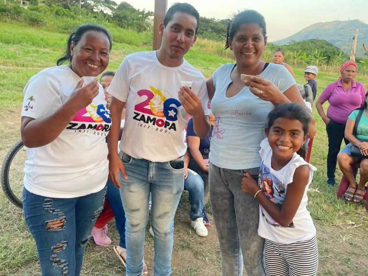 cheanahis's tweet photo. Nos vinimos a la #Comuna Manuelita Sáenz específicamente en el #ConsejoComunal Vista Alegre junto a nuestro Organizador Regional del @PartidoPSUV Diputado @jg_colmenares para compartir un Café Militante y una cachapada con nuestra Estructura de la UBCH, Comunidad y Calle. https://t.co/HM4YBYtxp5