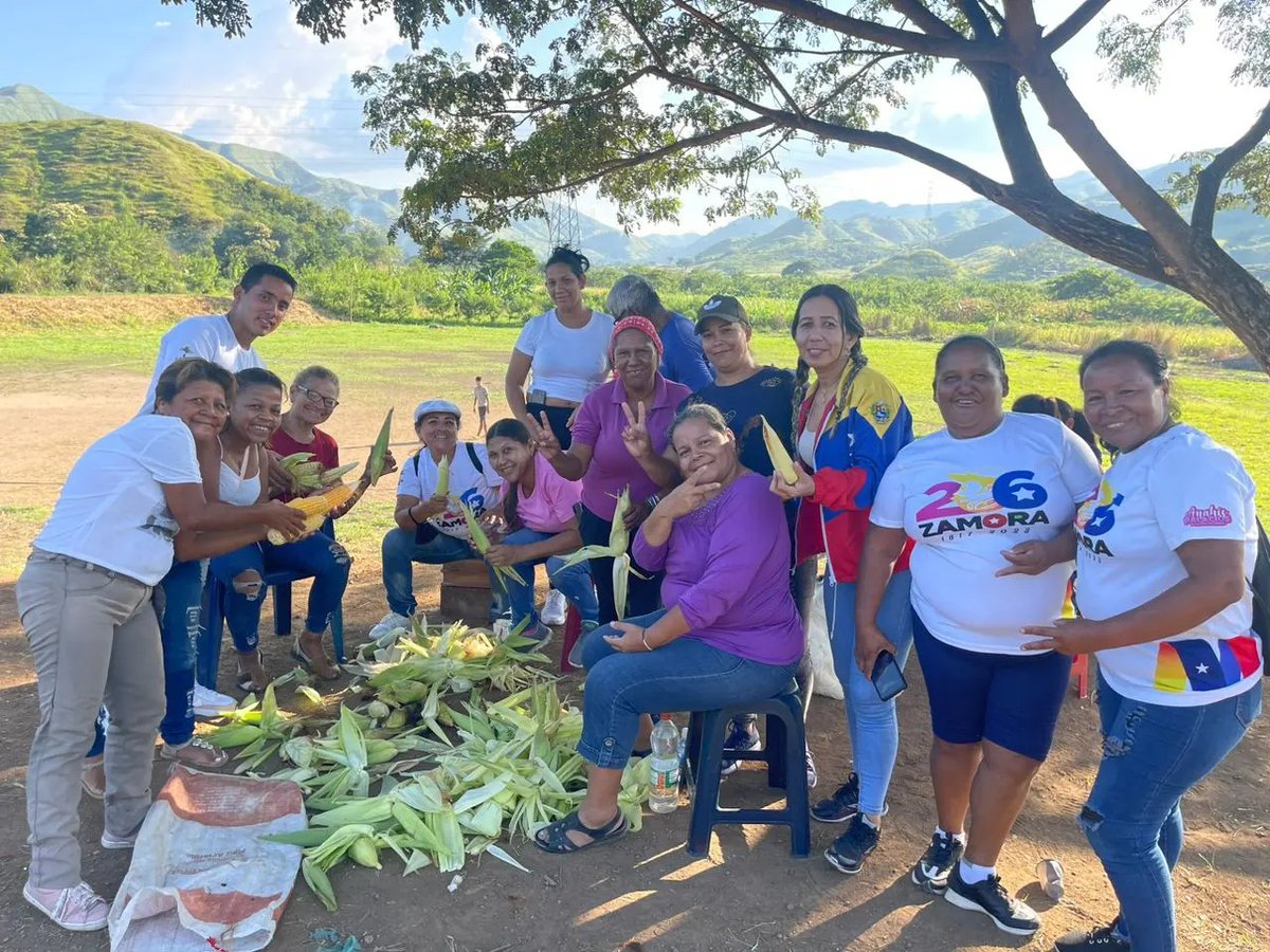 cheanahis's tweet photo. Nos vinimos a la #Comuna Manuelita Sáenz específicamente en el #ConsejoComunal Vista Alegre junto a nuestro Organizador Regional del @PartidoPSUV Diputado @jg_colmenares para compartir un Café Militante y una cachapada con nuestra Estructura de la UBCH, Comunidad y Calle. https://t.co/HM4YBYtxp5
