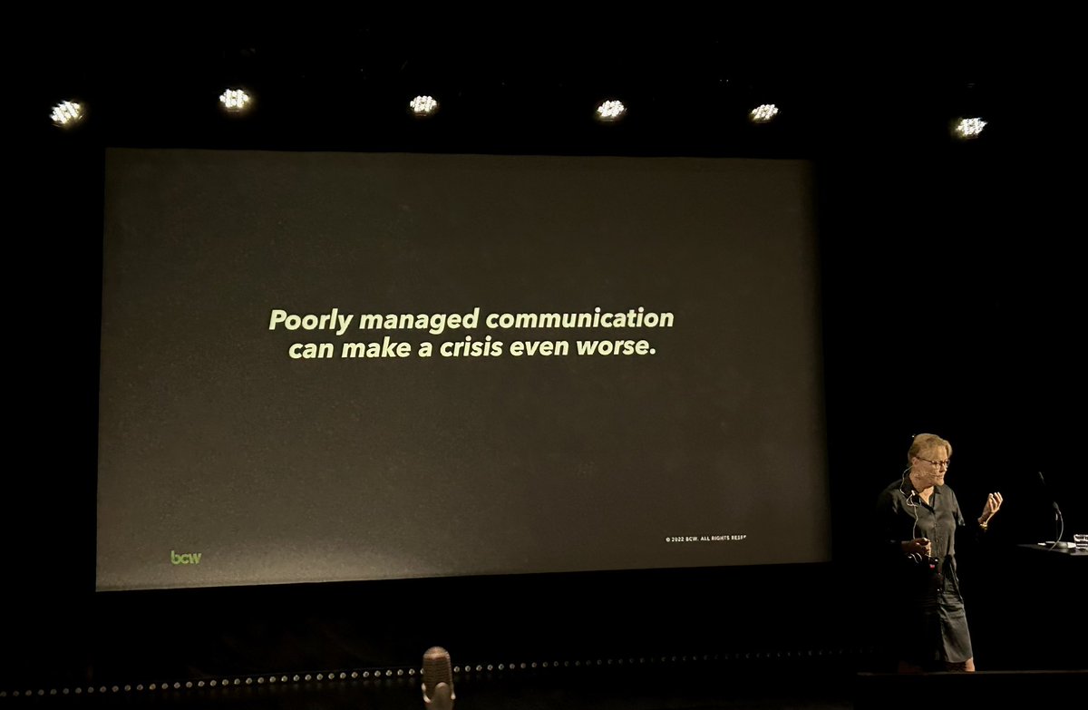 #CommsDay <a href="/Hanaholmen/">Hanasaari-Hanaholmen</a> jatkuu kriisiviestinnän parissa. Kiitos <a href="/riilai/">Riitta Laine</a> hienoista opeista, mukaan esityksestäsi lähtee ainakin viestinnän 4P-malli ja message house -metodi. #kriisiviestintä