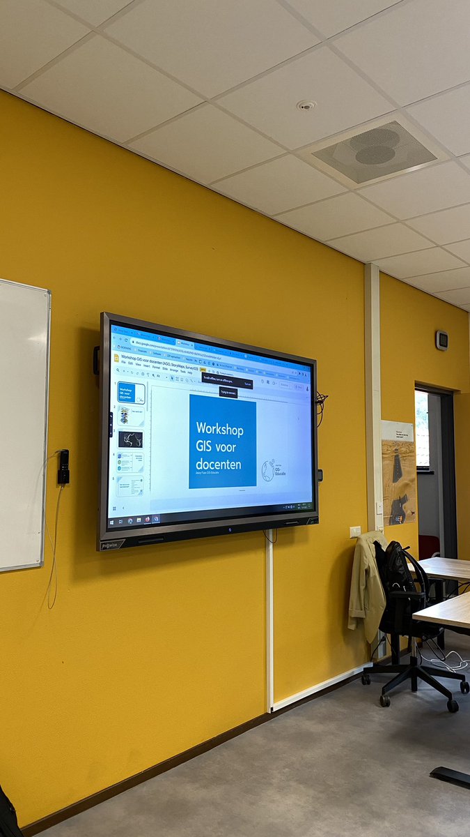 Vandaag was ik in Apeldoorn om een workshop #GIS voor docenten te geven. De groep met 6 #aardrijkskunde docenten hebben kennis gemaakt met ArcGIS Online en StoryMaps. Later gaan ze gezamenlijk aan de slag met het uitwerken van een opdracht waarin leerlingen een #StoryMap maken.