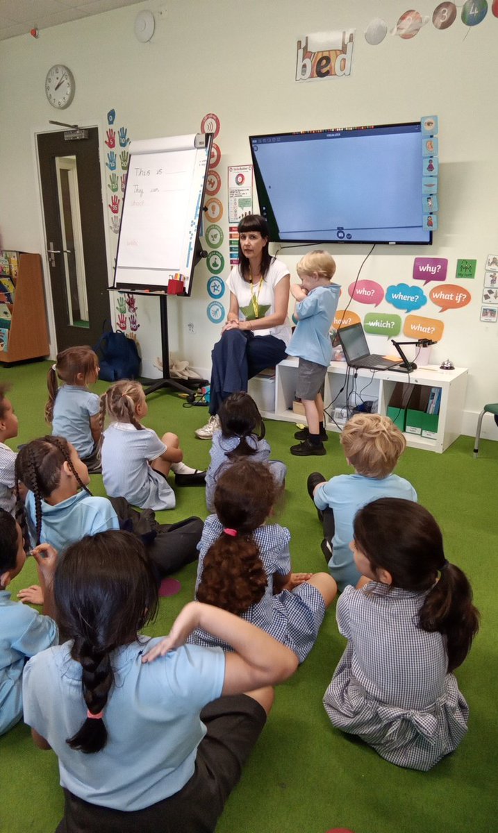 Hillyfield_E17's tweet image. Year 1 are having their first session with Miss Lottie ! They are excited to do some drama.