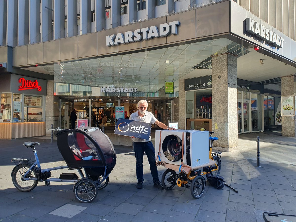 Wie soll man nur eine Waschmaschine ohne Auto von Köln nach Rösrath transportieren?

Na zum Beispiel mit dem RöBike des @AdfcBerg 
Fahrrad kommt von #chike Promotion von <a href="/rrvelocity/">Rösrath Velo City</a> 

#carryshitolympics #cargobike #lastenfahrrad