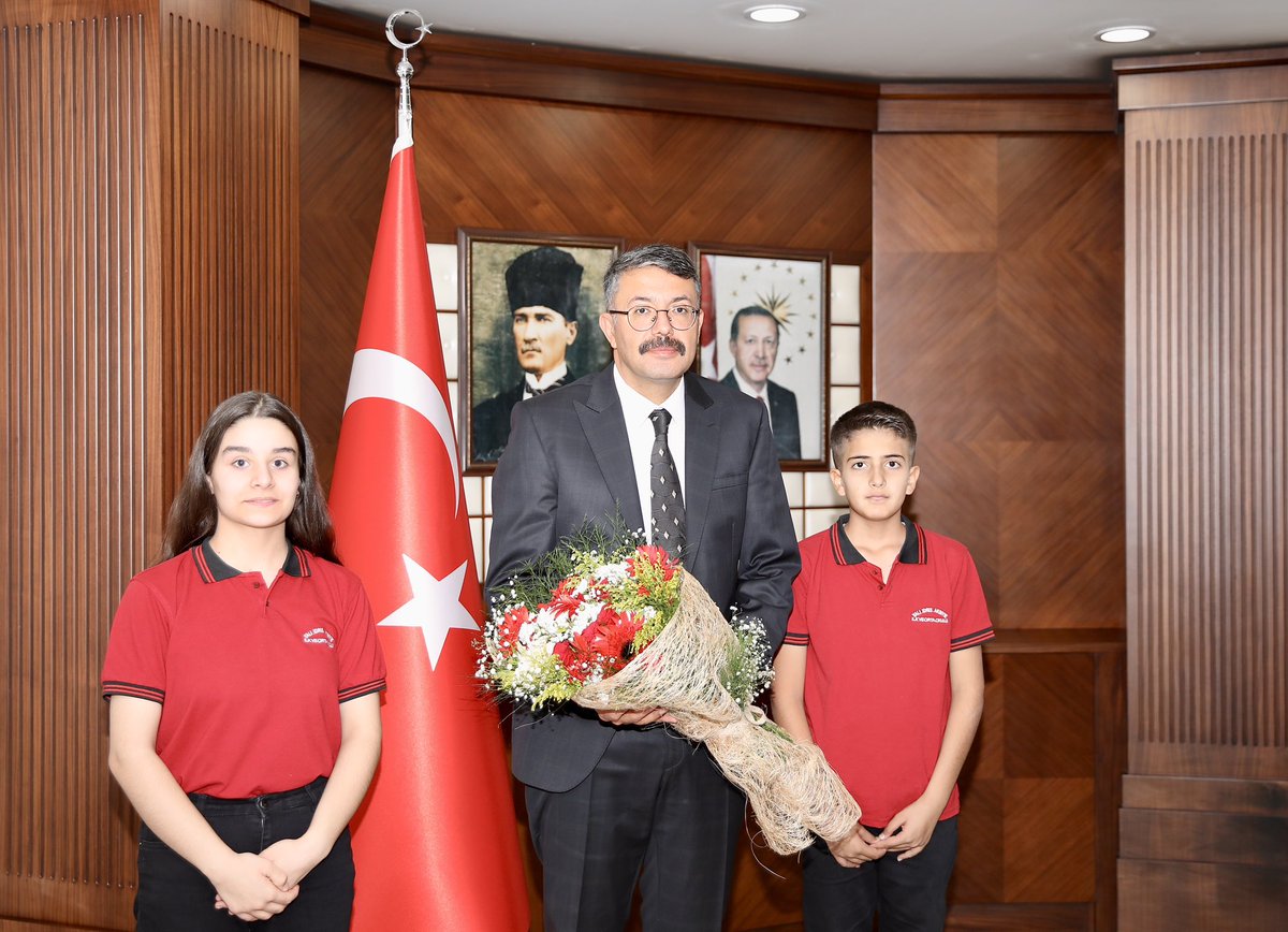 İlköğretim Haftası münasebetiyle İl Milli Eğitim Müdürümüz Sn.Nurettin Yılmaz, öğrenci ve öğretmenlerimizle birlikte Valimiz Sn. Ali Çelik’i makamında ziyaret ettiler. 

<a href="/tcmeb/">Millî Eğitim Bakanlığı</a> <a href="/Yusuf__Tekin/">Yusuf Tekin</a> @alicelik_64 <a href="/cftcblnt/">Bülent ÇİFTCİ</a> <a href="/nrtttin_ylmz/">Nurettin YILMAZ</a>