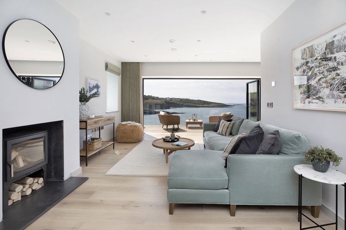 OakleyProducts's tweet image. This spectacular development, designed by @cornishinteriors, consisting of one, two and three-bedroom apartments, overlooking the cornish coastline.
Featuring Cottonwood from our Decka Plank Range.

oakleyproductssw.co.uk/product/decka-…

#homedecoration #decor #deckaplank #interiordesign