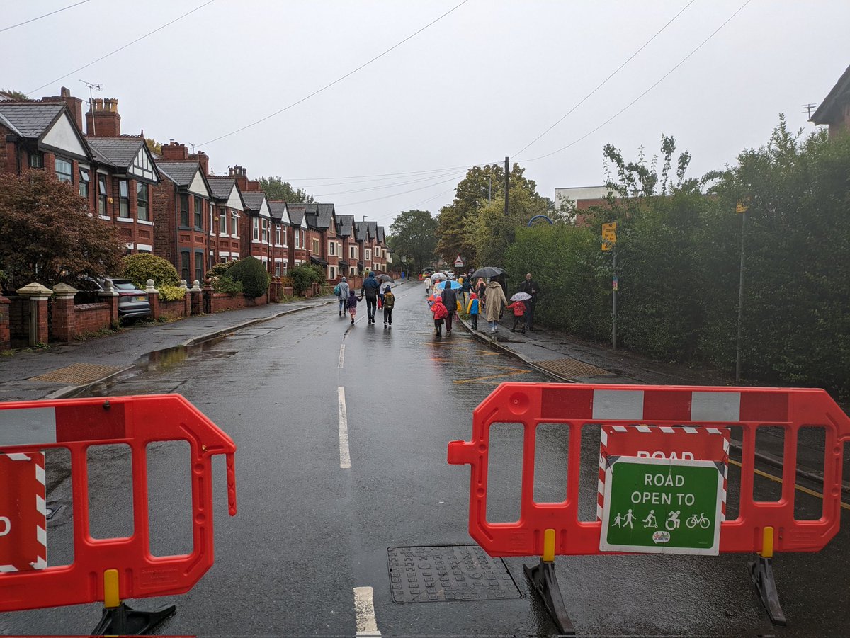 More photos from today's rainy but very happy and smiley #schoolstreet @BrookburnP. Our families are so positive and supportive of the calm and safe approach to school this gives.