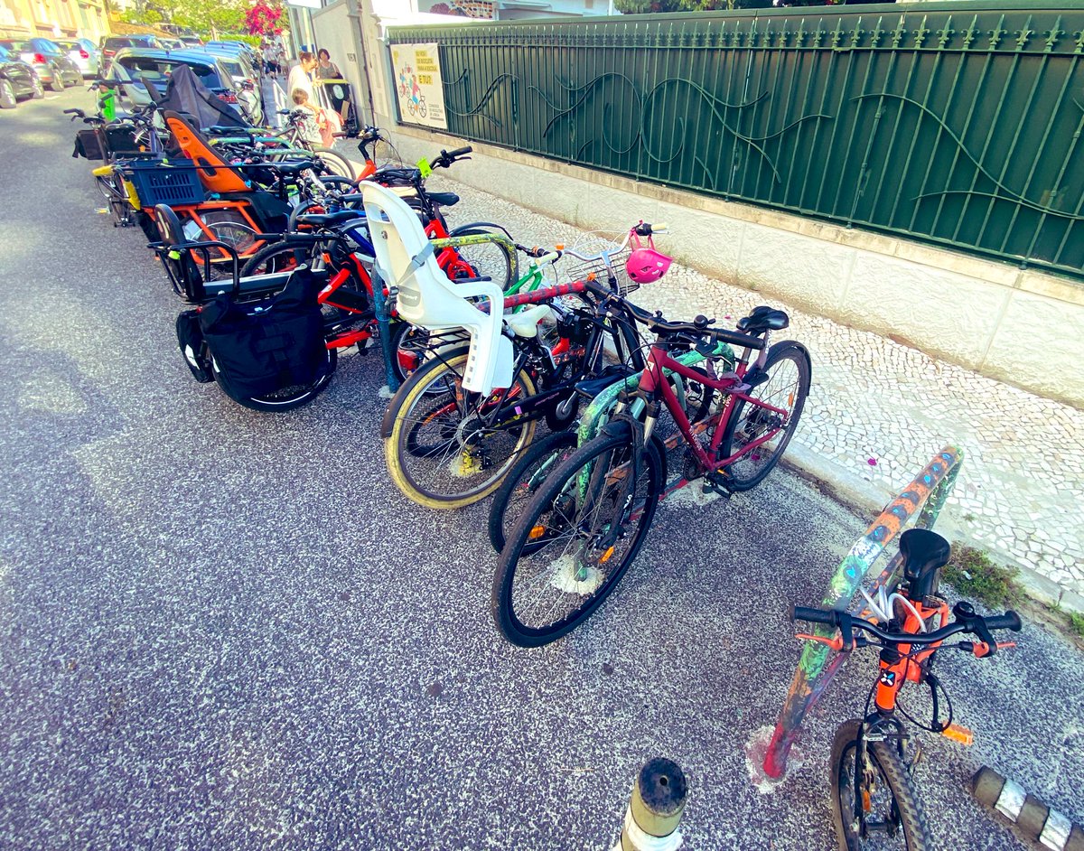 SandroDAraujo's tweet photo. Para o “pelotão Pestalozzi”, já começou a Volta a mais um ano letivo! A dúzia de “Sheffields” é claramente insuficiente para dar resposta ao impacto positivo dos #comboiosdebicicletas e muita vontade de pedalar! Venham mais 12! #ciclismoparatodos https://t.co/fUB6BLDMZh