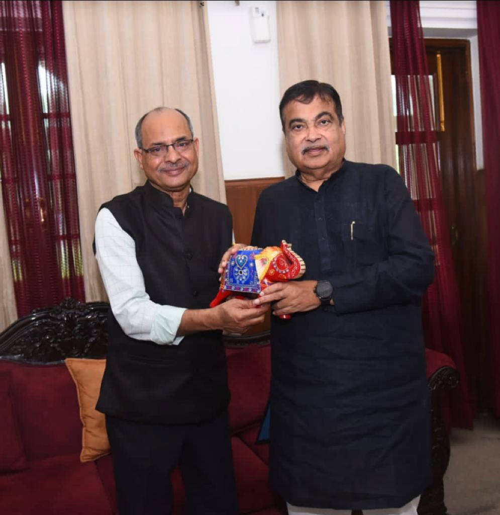 IIMMumbai's tweet photo. IIM Mumbai is privileged to share an occasion today as Prof.@mktiem, Director, IIM M, Prof. Rauf Iqbal, Dean,IIM M &amp; Mr Vrishal Yelegaonkar met Shri @nitin_gadkari Ji, the Hon’ble Union Minister of Road Transport and Highways and invited him to grace the institute.
#IIMMumbai https://t.co/HFg5Nk9oGj