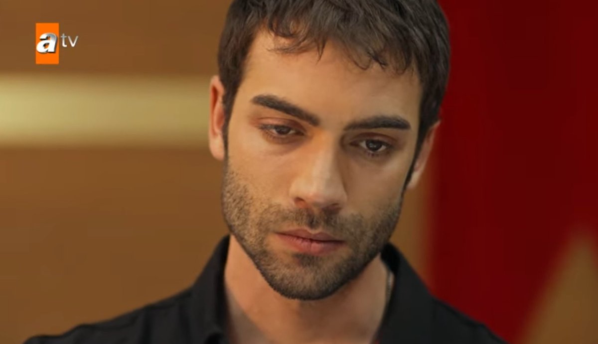 tvdizisinema's tweet photo. #Safir'in 2. bölümünü izledim.
Diziyi Yaman ve Feraye'nin büyük aşkının (?) imkansız aşka dönüşmesini ilgi cekici bulduğum, #FerHam çiftini müthiş uyumlu bulduğum, Ateş'in hikayedeki yerini merak ettiğim için izliyorum. 
Burcu Över ve Gül Abus Semerci yine totalin bayılarak izleyeceği bir dizi yazmış ve 'yok artık' dedirten sahneleri doldurmuş. 
Ablalarım hedef kitleyi iyi tanıyorsunuz da biraz da kalite mi deseniz artık. 
Bu arada ne kadar eleştirsem de senaryo damarı öyle sağlam ki izlemeden de duramıyorsun. 
Malın önde gideni de olsa Yaman'ın Ali Cabbar'dan beter hale gelmesini ve mallığının bedelini ödeyecek olması ilgimi çekiyor. 
Dizinin deccali ise Cemile, Vural, Ömer gibi gözükse de bence Okan.
Herkesin hayatını karartıp sürekli mızmızlanıyor, dizinin en bencili olabilir. 
Cocukluktan beri Feraye'ye aşık olan Yaman'ın Cemile'nin tehditlerine boyun eğip hiçbir çözüm düşünmeden direkt gidip Aleyna'ya nikah kıyması da hikayede eğreti durdu.
Cemile ve Aleyna bile bu hız karşısında şok geçirdi. 
Gülsoy ailesinin aklı çalışan tek erkeği Ateş. Gerçi kendisi hakkinda henüz pek bir malumatimiz yok.
Feraye'nin intikam soğuk yenen bir yemektir dercesine Yaman'ın karşısında Ateş'in evlilik teklifini ilan ettirmesi bölümün en iyi sahnesiydi.
Sen kardesimle evlenirsen ben de abinle evlenirim :)
Diğer taraftan Aleyna da o kadar gerçek dışı biri olarak yazılmış ki. 
Dizinin çoğu karakteri o kadar karikatür duruyor ki izlerken sinir oluyorsunuz.
Bölümde İpek Tuzcuoğlu yine gözlerimi kanatan bir oyunculuk sergiledi. Sorry mom.
Oyunculuklarin bazıları çok kötü bazıları cok abartılı (Müfit abi büyük oynamayı seviyor mesela)
Hafta boyu dizi sosyal medyada o kadar konuşuldu ki iyi bir yükseliş yaşar demiştim. Ama rakiplerine rağmen yükselmesi kendi adına umut verici.
Canım İlhan Şen ve Burak Berkay Akgül için izlemeye devam edeceğim. 
Bu arada sürekli övdüğüm #BurakBerkayAkgül çok iyi yerlere gelecek, dizinin en büyük katkısı ona olacak.