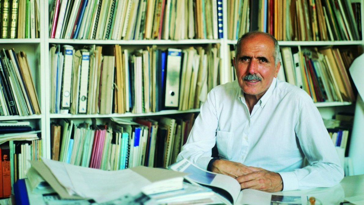 takvimdeogun's tweet image. Bugün #12Eylül 
“İnsanın dünyadaki vazifesi dünyayı güzelleştirmektir” diyen ve mimari alanında yaptıklarını ise “bilinci biçimler dünyasına yansıtma çabası” şeklindeki görüşleriyle anılan düşünce adamı ve mimar Turgut Cansever'in doğum günü (1920).