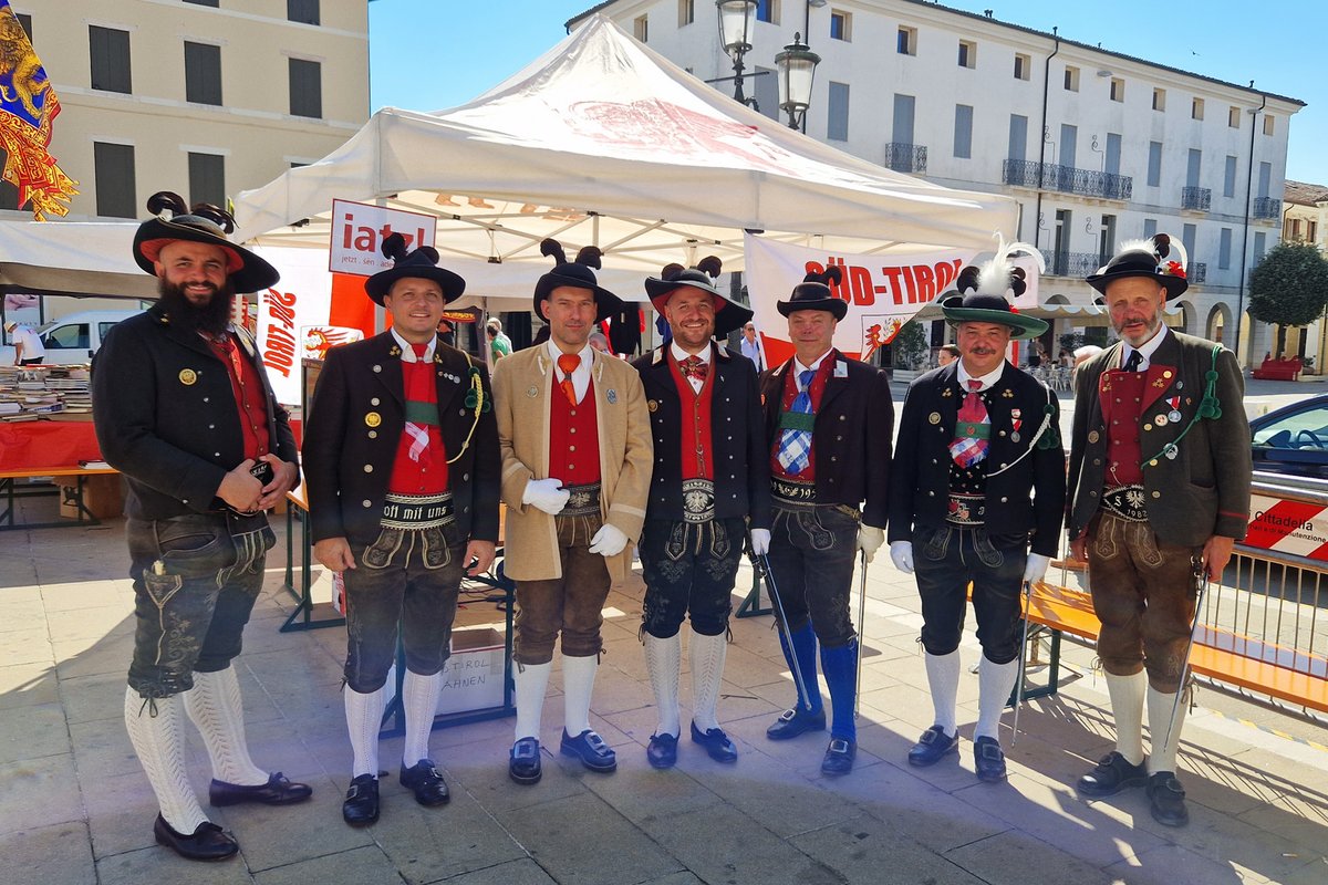 ArgeIatz's tweet photo. Schützen Delegation aus Süd- und Welschtirol in Cittadella (PD) zur Unterstützung der Raixe Venete für die Unabhängigkeit der Völker.

▶ https://t.co/E0BcvnyytP

#ArGeIATZ #Veneto #Südtirol #Welschtirol #Unabhängigkeit #Freiheit #Selbstbestimmung #Tirol https://t.co/8sMiY8teI0