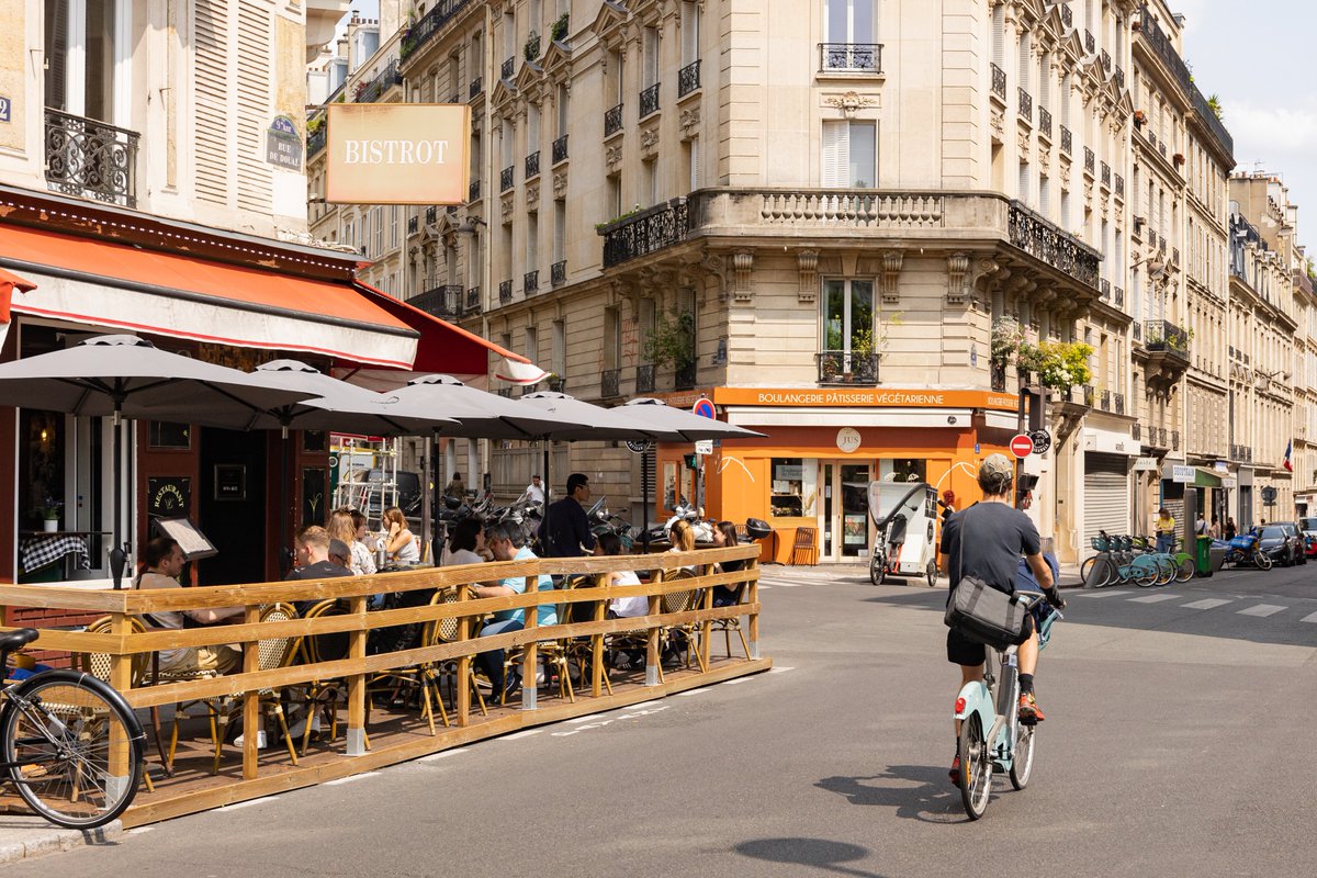 Anne_Hidalgo's tweet photo. Les terrasses à Paris, c'est un patrimoine culturel et un art de vivre !  C'est le lieu des retrouvailles et de toutes les convivialités.

Paris récompense les plus belles d'entre elles ! Restaurateurs, inscrivez-vous jusqu'au 21 septembre : https://t.co/H4DBpxEATI https://t.co/LYUCnuqyJS
