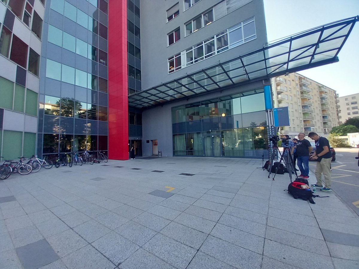 Ispred Ministarstva gospodarstva čeka se dolazak predstavnika trgovačkog lanca Konzum na sastanak s ministrom Filipovićem oko vraćanja cijena određenih proizvoda na razinu prije uvođenja eura. <a href="/hrtvijesti/">HRT Vijesti</a> #politika