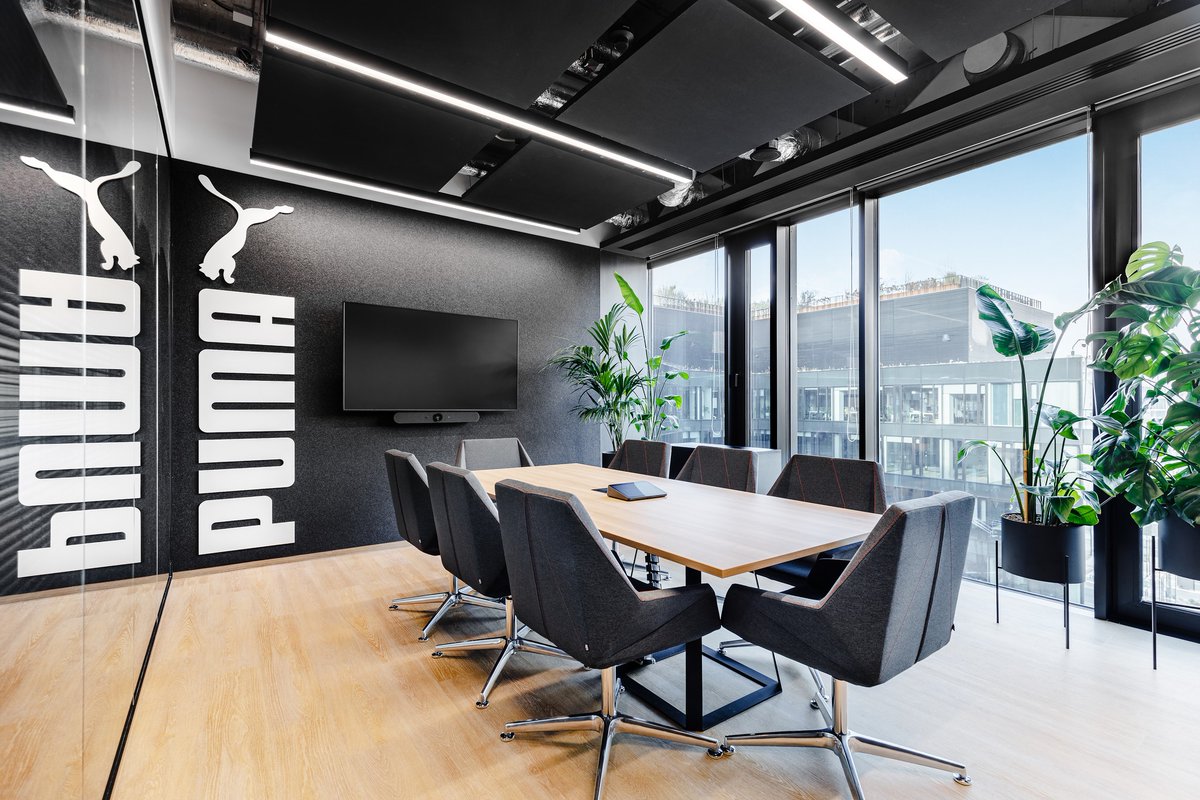 Polskie biuro PUMA zajmuje 1600 m2 w kampusie #Forest. Jego dynamiczne formy nawiązują do sportowego charakteru marki. Do recepcji prowadzi #bieżnia. Pracownicy chętnie spotykają się przy barze w kuchni i na miękkich siedziskach wśród zieleni. Nie zabrakło showroomu z produktami.