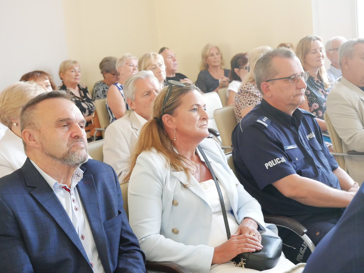 Czochara_posel's tweet photo. Najlepsze życzenia dla Państwa! Jesteście naszym skarbem! 🤍❤️ Uroczysta sesja Rady Seniorów w Nysie z okazji obchodów Dni Seniora 🤝 https://t.co/Uud4gVVx5r