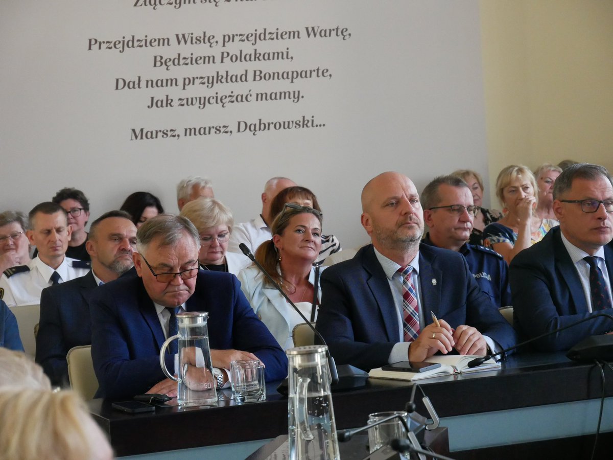 Czochara_posel's tweet photo. Najlepsze życzenia dla Państwa! Jesteście naszym skarbem! 🤍❤️ Uroczysta sesja Rady Seniorów w Nysie z okazji obchodów Dni Seniora 🤝 https://t.co/Uud4gVVx5r