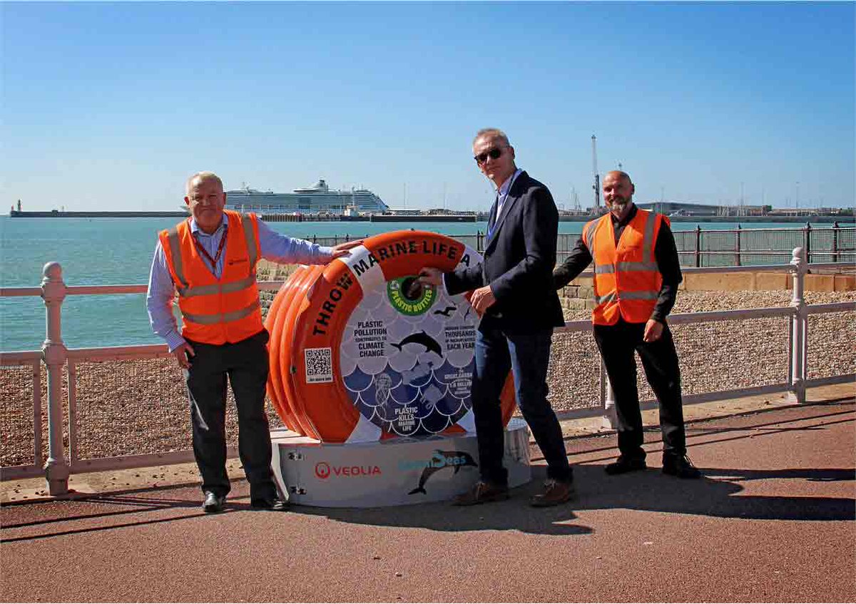 The #BinForGreenSeas designed by our students in partnership with @GreenseasOrg, has been recently installed at Sunny Sands beach and Dover seafront!

These bins help protect marine life from plastic pollution.

Read more: bit.ly/45Ydy4y @localrags #UELSustainability