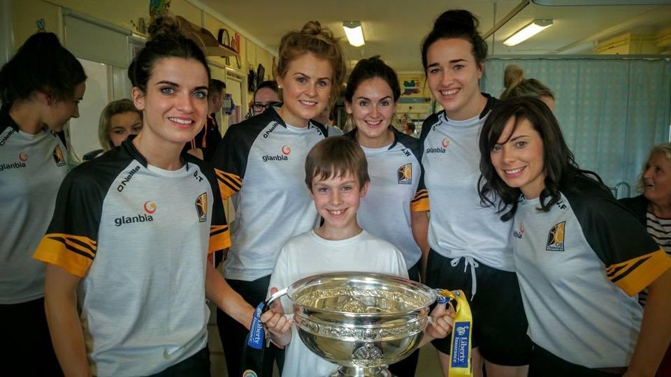 7 years ago, Niall’s appendix ruptured as we waited in the ED to be seen & he ended up w a nasty infection & prolonged hospital stay. One highlight was the @KilkennyCamogie team visiting the kids to share their win. These remarkable women made a big difference that day 💛