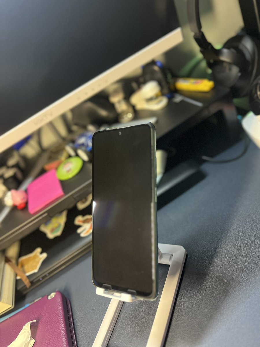 EllieNjobvu's tweet photo. Selling this Xiaomi Redmi note 10 128gb very neat and it’s going at K3900 negotiable. It comes with free phone cases. https://t.co/Gp25ryX7je