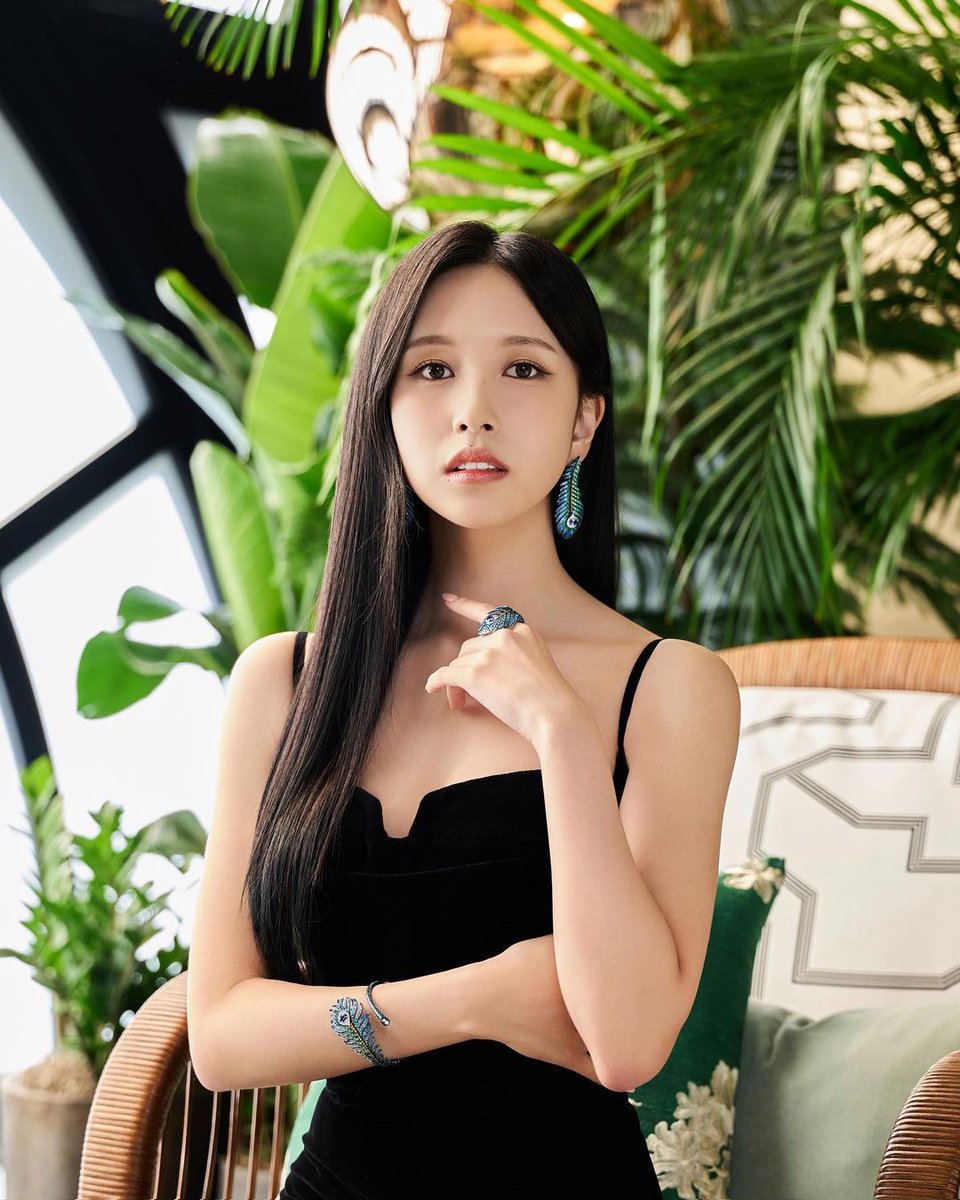 viraltakes's tweet photo. TWICE Mina looks stunning for Boucheron. https://t.co/Y78HDVYGo2
