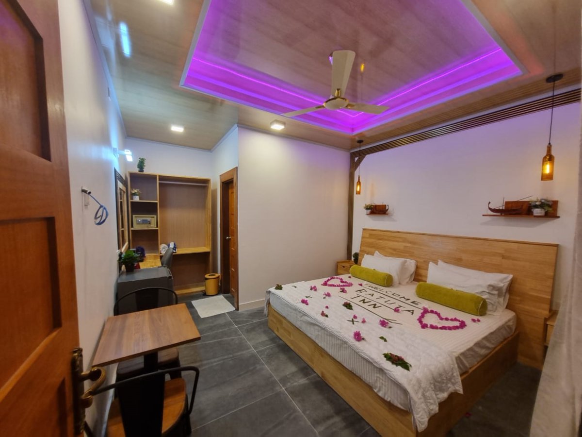 BatutaSurf's tweet photo. BATUTA MALDIVES INN - LUXURY STAY IN AFFORDABLE PRICE #batutamaldives #thulusdhoo #maldives #thulusdhooisland #maldivestravel #maldivesbeach #MALDIVES2023 #maldiveshotels #thulusdhoohotel #maldivesholidays #maldiveshoneymoonpackages #hotelroom #holidays #maldivestour https://t.co/POrsd4NkkU
