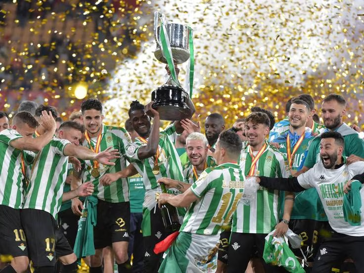LaLigaenDirecto's tweet photo. Gritando, todos juntos, Real Betis campeón.

¡Felices 116 años a todos los béticos! ¡Por muchos éxitos más! https://t.co/8LuZkN5ce0