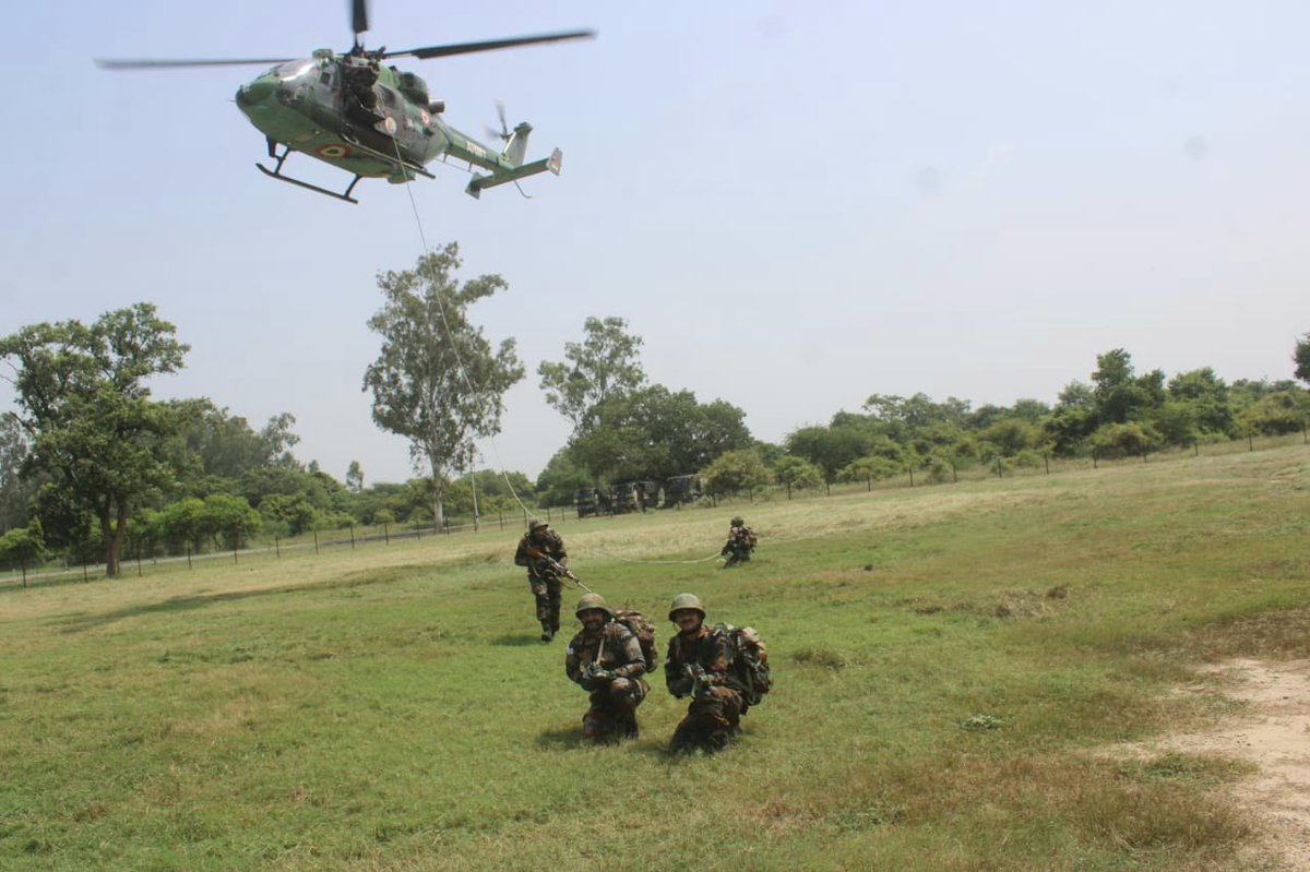 westerncomd_IA's tweet photo. #PineWarriors and #ArmyAviation units practiced #HeliborneOperations &amp; #EnduranceExercises to #StrikeFastStrikeDeep into enemy territory #EnhancingOperationalReach.

 #OnPathToTransformation
#KhargaCorps  #ImposersOfNationalWill

@adgpi
@prodef https://t.co/hyndaaUfDt