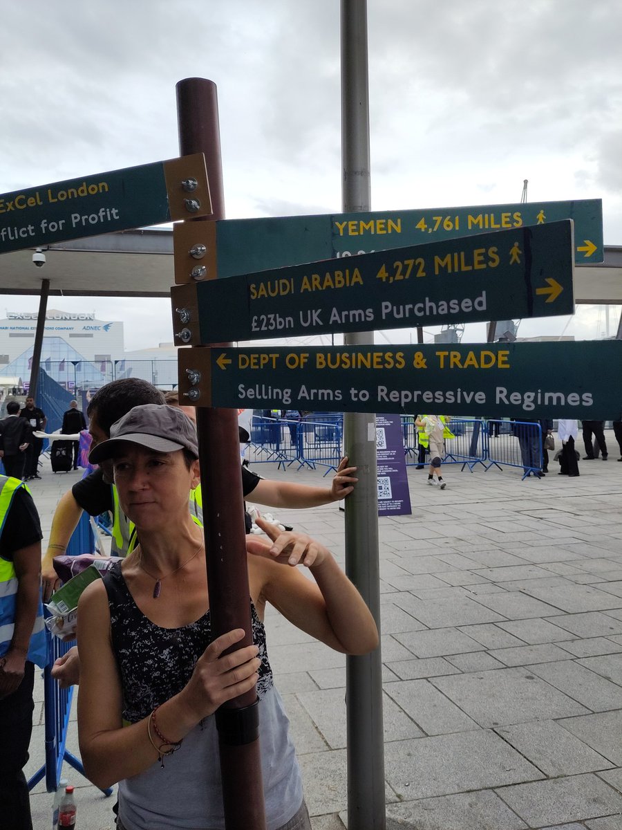 Inspiring range of people resisting the #DSEI arms fair in London today. 
#StopDSEI