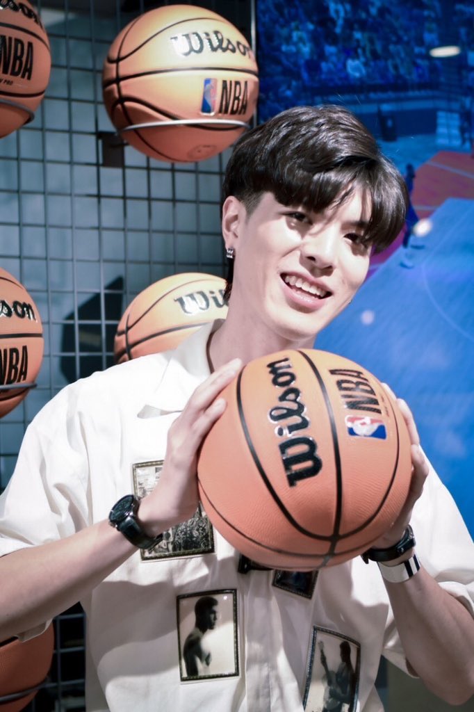 nattawatkorn33's tweet photo. ร้านรองเท้าผ้าใบสุดชิค @footlockerth Foot Locker Thailand
Footlocker 🕶️🕶️🕶️ First shop in Thailand 🇹🇭 at Siam Center Bangkok 👍👍👍👍
#throwback #footlocker #footlockerthailand #footlockerbangkok #siamcenter #bangkok #sneakers #firststore #shopping #welcometobangkok #adidas https://t.co/jQwwhkyGrM