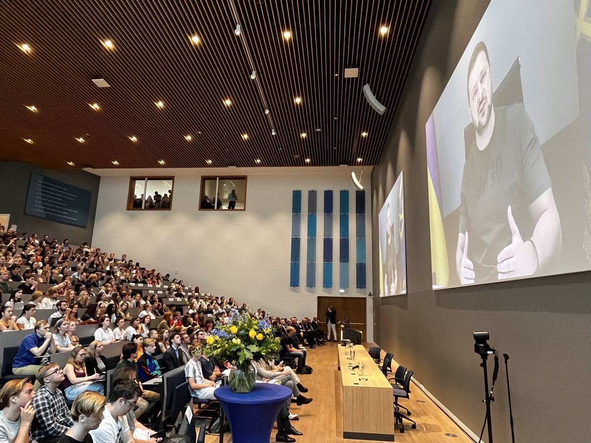 President Zelensky van Oekraïne spreekt via een livestream voor studenten van de Universiteit Leiden op de Haagse vestiging van de UL <a href="/omroepwest/">Omroep West</a> <a href="/Sleutelstad/">Sleutelstad</a>