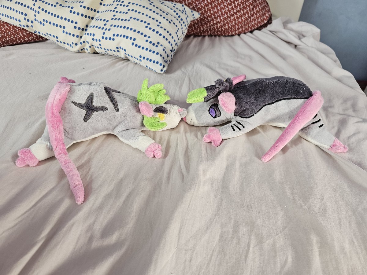 Sont taff est tellement quali
Merci beaucoup (Allez voir !!!) <a href="/appellemoigreuh/">Greuh 🧸</a> 💚
Je vous présente les patatrats 🐀
Merci <a href="/ErixaluArt/">✨ Erixalu ✨ 🔜 FBL</a> ❤️ pour le sticker qui représente moi et <a href="/Meoxie/">Max / Meoxie</a>
En mode patate