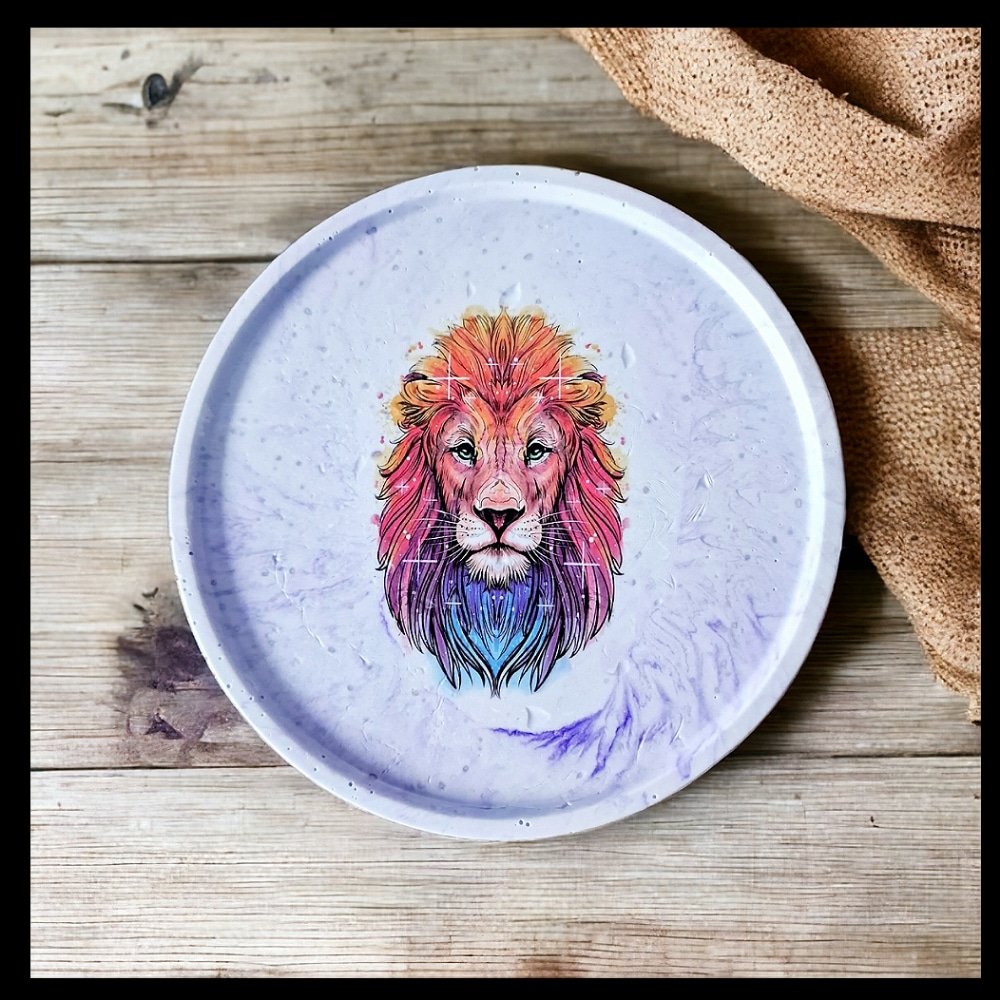 Who loves #bigcats?  Loving this colourful lion decal on my round jesmonite tray 😍. Now over at British Craft House. 
thebritishcrafthouse.co.uk/product/round-…

#britcraft #jesmonite #jesmonitedecor #jesmonitetray #jesmonitehomeware #jesmonitehomedecor  #RoundTray #bigcatart #bigcats #MHHSBD