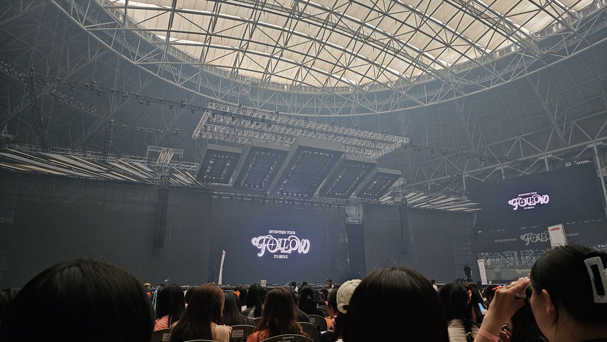 고척 109구역 f열 4층 403 O열  f18(이겠지?) 15열 줌 안땡긴 시야 무대 똑같이 생겼었음 . . .