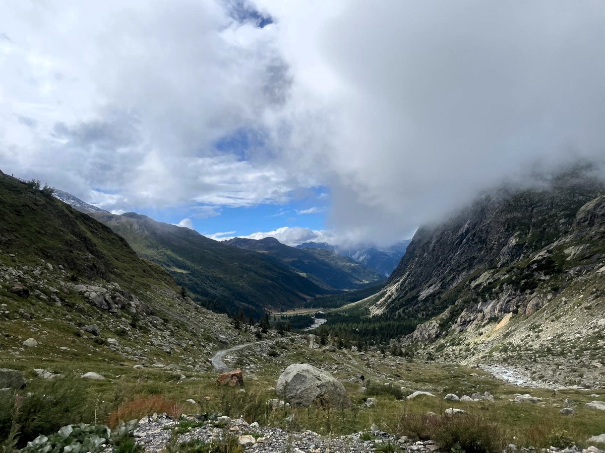 GENEGIS_GI's tweet photo. @GENEGIS_GI al lavoro nella produzione della cartografica di base per la verifica dello stato di consistenza geologico ed idrogeologico nei Fogli 068 "Monte Bianco" e 069 "Gran San Bernardo”.
#ProgettoCARG (Carta Geologica d'Italia). 
#Rilievi #CambiamentiClimatici https://t.co/8XKSHma7r5