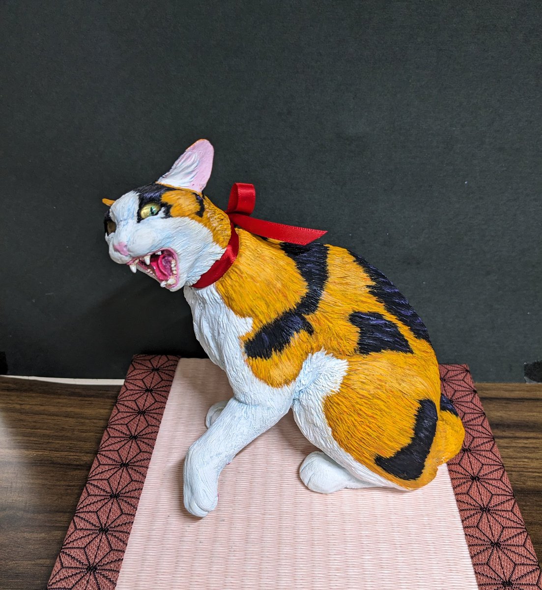J4VrVSZH2YWyNgh's tweet photo. 完成しました！
動物のお医者さんのミケです！ミケの一番かわいい瞬間は、チョビに教育をしてるところということで、猫パンチする一瞬前を作りました！目線が追うように作ったので全方位攻撃範囲です！よければ、いいねリツお願いします！
#私の作品知ってもらえたら幸せの極み
#手作りフィギュア https://t.co/Bimlj8luY5